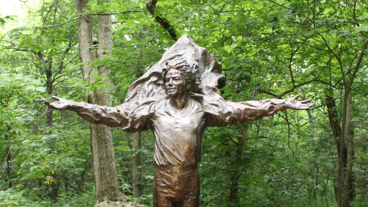 Fans discover Michael Jackson statue in public Kansas garden